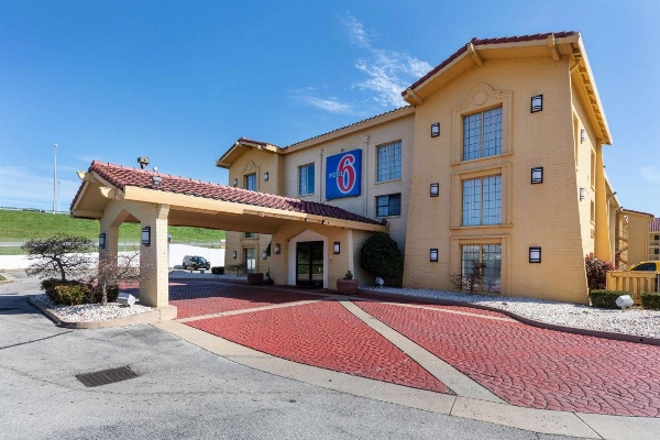 Motel 6-Knoxville, TN image 1